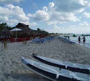 Sonnenliegen am Beach Club
