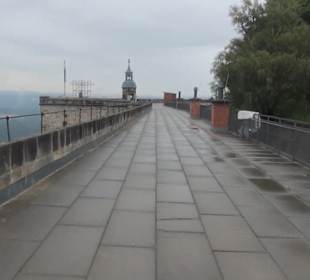 Entlang der Festungsmauer