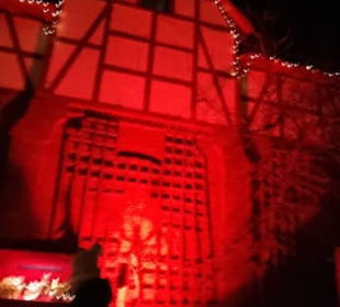 Vieles in Rot angestrahlt 