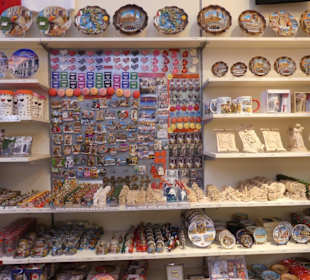 Souveniershop im innenhof von Julias Haus