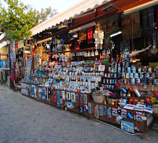 Viele Geschäfte an der Hauptstraße