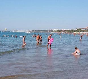 Schöner flacher Strand