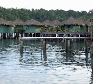 Blick vom Pier auf das Bang Bao Beach Hotel