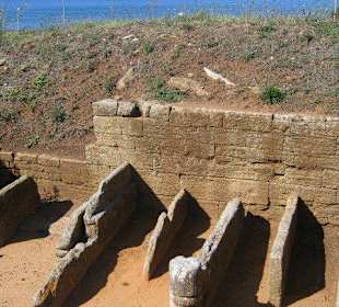 Reste eines Grabhauses in der Nekropolis