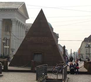 Pyramide/Gruft des Namensgebers der Stadt