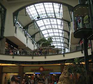 Blick vom Untergeschoss in die obere Ebene