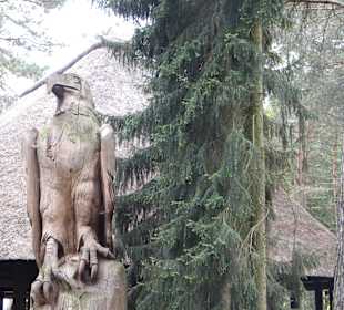 Adler aus Holz geschnitzt