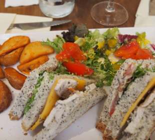 Sandwich mit Hähnchen und Beilage