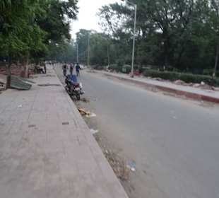 Sieht so eine Zugangsstraße zum Taj Mahal aus?