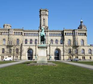Das Sachsenross vor dem Welfenschloss