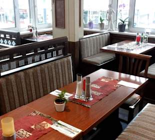 Blick in die Gasträume des Restaurants Plaka