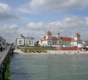 Blick von der Seebrücke aufs Kurhaus