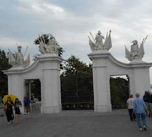 Säulen vor der Burg