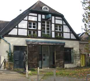 Martinikirchhof mit Skulptur
