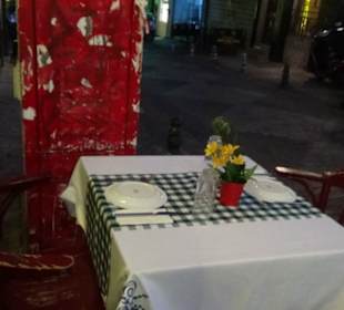 Tisch vor der Tür...