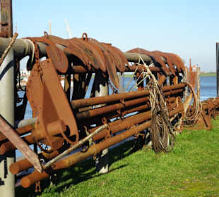 Fanggeschirr und Anker im Hafen von Ditzum