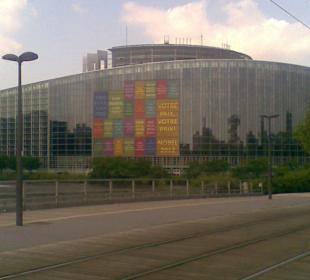 Hinten der Büroturm
