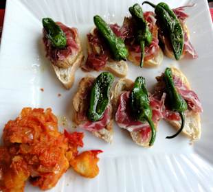 Landbrot mit Schweinelendchen und Paprika