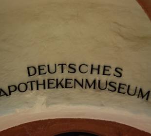 Am Eingang zur Apotheke