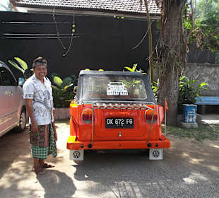 Unser Tourguide Budi mit dem Kübelwagen