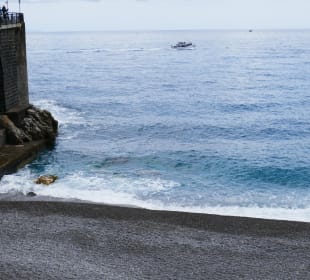 Der Strand ist kieselig, nur mit Gummischuhen..
