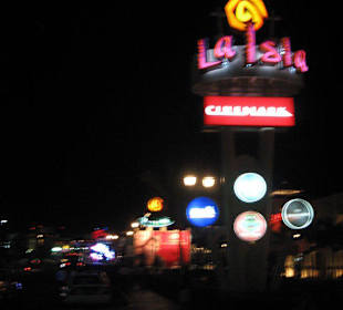 La Isla Einkaufscenter bei Nacht