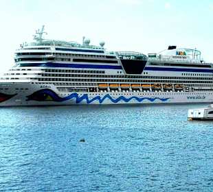 Schiff Aida, alle Tage kommen mehrere Schiffe