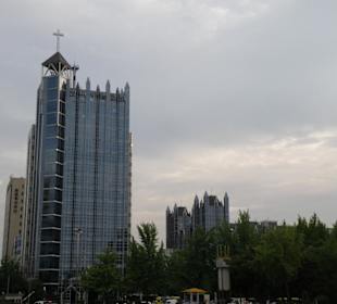 Una chiesa moderna davanti al parco