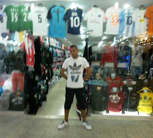 Ali vor dem neuen Laden Evrenseki Bazar