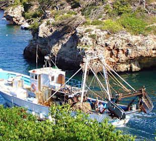 Fischerboot mit Fang an Bord zurück in C. Figuera