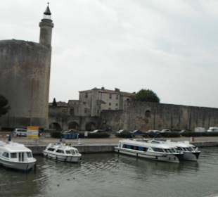 Der Turm und die Stadtmauer von ausen