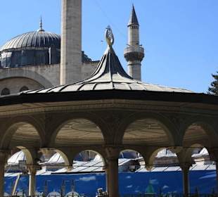 Brunnen vor dem Mevlana-Kloster