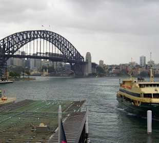 Blick vom Circular Quay auf die Harbour Bridge