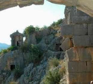 Blick vom Theatereingang zu den Nekropolen,,,