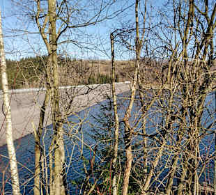 Der Staudamm des Unterbeckens