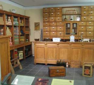 Kolonialwarenladen (eröffnet 1893)