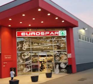 Der Eingang und großer Parkplatz