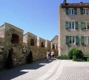 Links die Künstler mit ihren Sachen