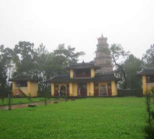 Auf dem Gelände der Thien Mu-Pagode