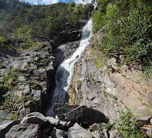 Am Fuße des großen Wasserfalls