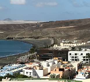 Aussicht Berg runter zur Hotelanlage und Ortschaft