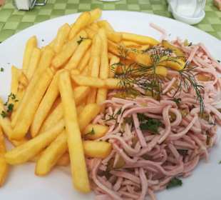 Wurstalat mit Pommes frites