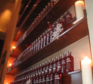 Meterhohes Regal mit Wodka Flaschen