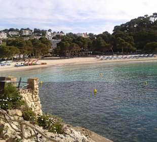 Leicht abfallender Sandstrand der Cala Galdana