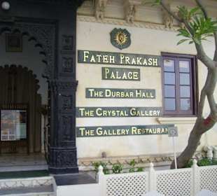 Der Eingang zum Hotel