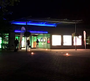 Der Eingang im Kerzenlicht 