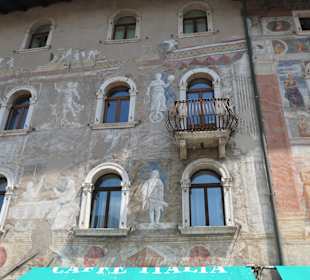 Blick zur Casa Cazuffi und Casa Rella am Domplatz