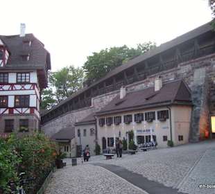 Dürerhaus und Stadtmauer mit Wehrgang