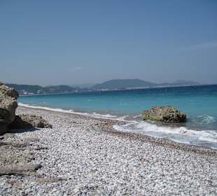 Spaziergang am Felsenstrand in Rhodos!