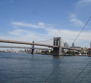 Blick auf Brooklyn Bridge vom Pier 17